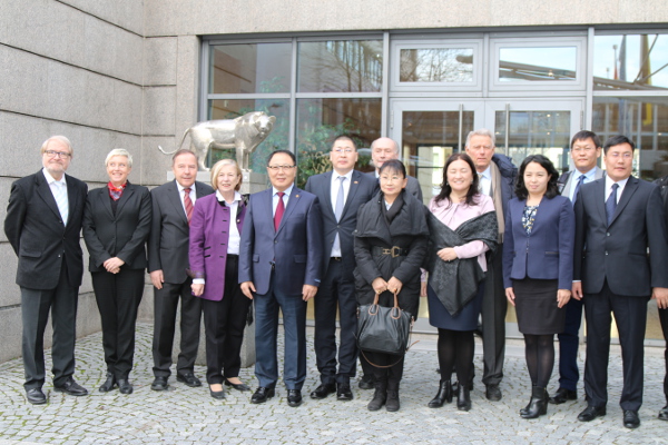 Ursula Männle mit der mongolischen Delegation und bayerischen Experten
