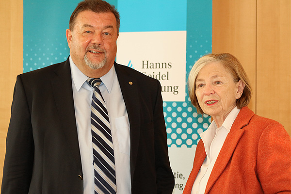 Helmut Jung und Ursula Männle bei der Präsentation der Studie im Konferenzzentrum München