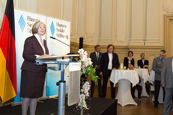 HSS-Vorsitzende Ursula Männle bei der Begrüßungsrede