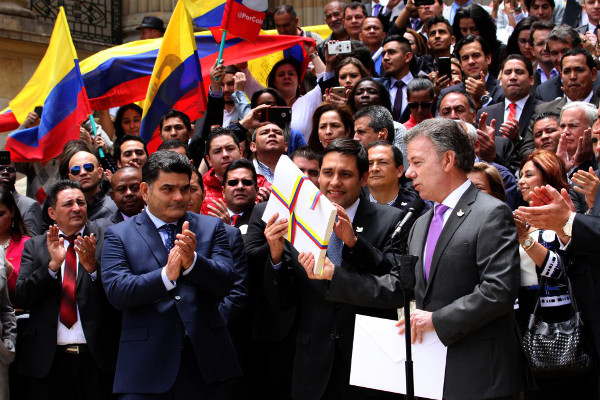 Staatspräsident Juan Manuel Santos bei der Übergabe der Friedensvereinbarung an den Kongress der Republik. Foto mit freundlicher Genehmigung von El Tiempo