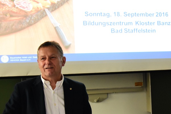 DEHOGA Geschäftsführer Ulrich Korb stellt die Probleme des Gastgewerbes dar.