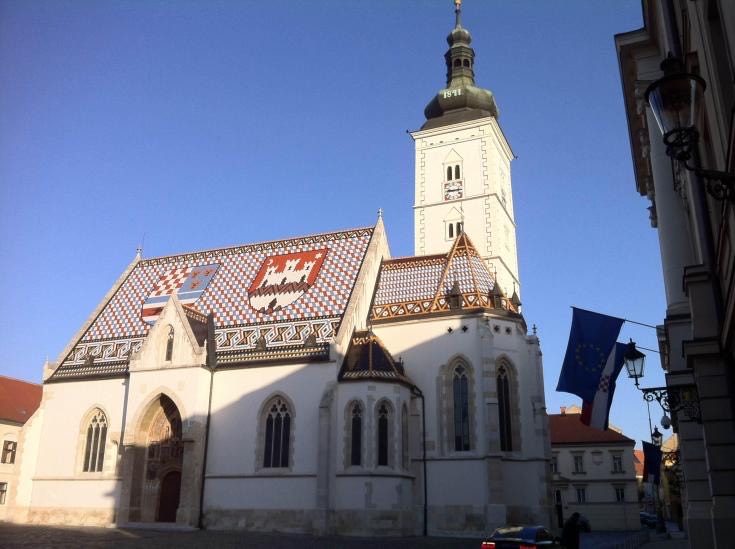 Eine hübsche Kirche mit verziertem Dach